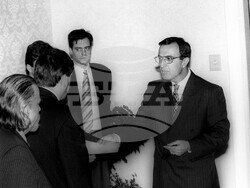 президент-мандат-левица София.Президентът Петър СТоянов връчи проучвателен мандат за съставяне на ново правителство на излъчения от левицата кандидат за премиер Николай Добрев.Пресфото-БТА сн.Мартин Георгиев 97-113-9