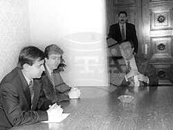 правителство-мандат София. Кандидатът за министър-председател, Николай Добрев от БСП, връща на президента Петър Стоянов мандата за съставяне на правителство от левицата.Пресфото БТА,сн. Мартин Георгиев. 97-135-10