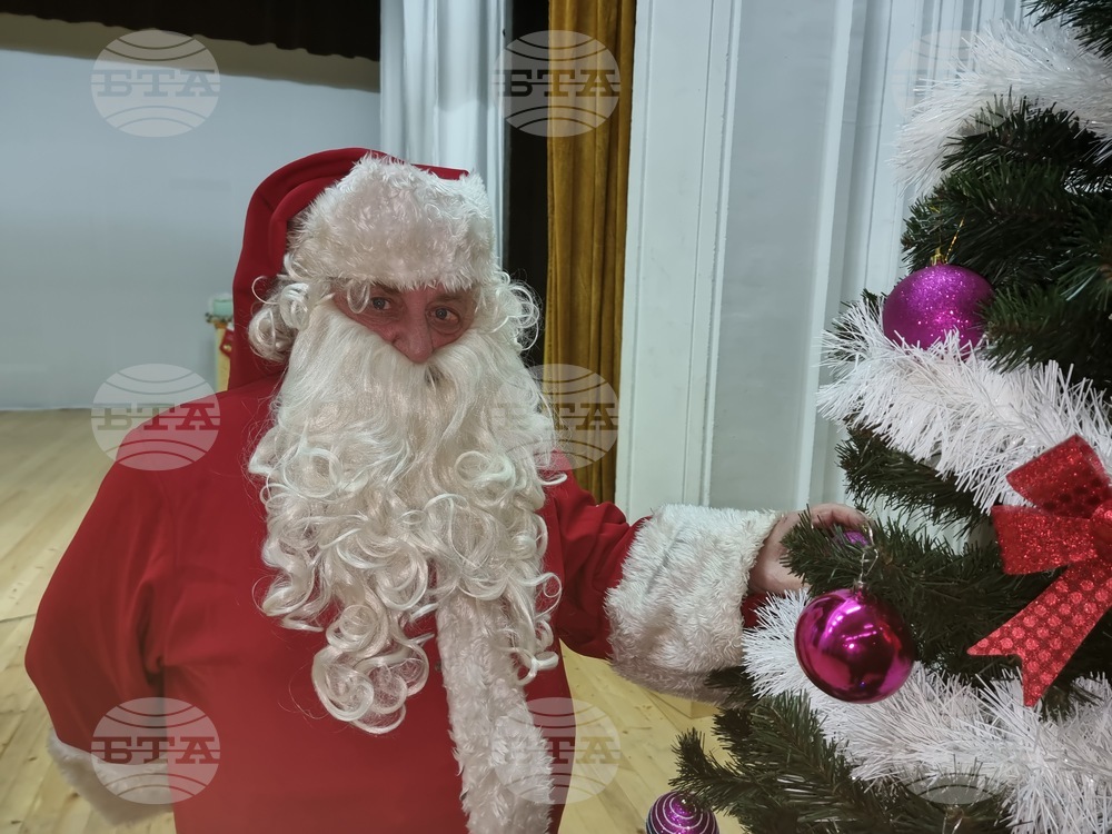 На Рождество имаме нужда най-много от вяра, казва професионалният Дядо Коледа от Хасково Александър Милушев