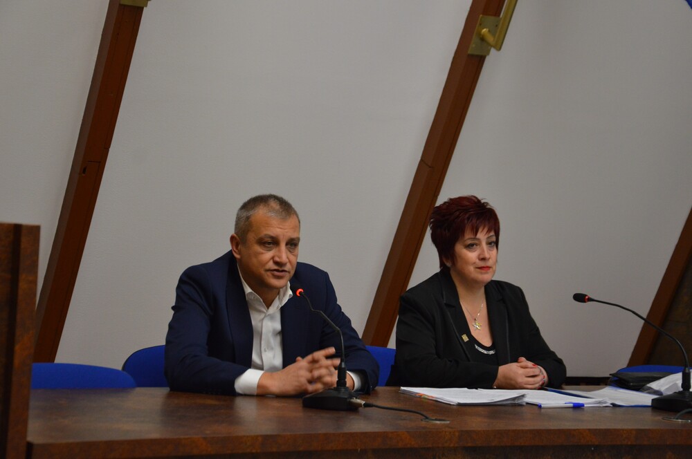 Община Благоевград: В навечерието на Рождество Христово 15 семейства от Благоевград вече имат нов дом! Кметът Илко Стоянов им предостави ключове от общински и социални жилища, в които ще бъдат настанени