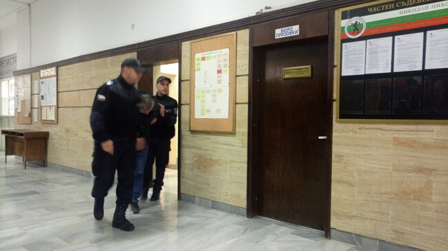 Съдът в Добрич остави в ареста британеца, обвинен за увреждането на 56 автомобила в областния град; още потърпевши са подали жалби