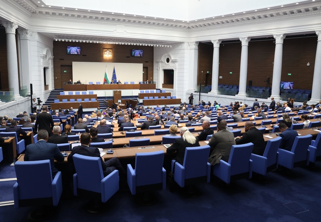 Парламентът ще обсъди днес ветото върху промените в Закона за адвокатурата и актуализираната пътна карта за климатична неутралност