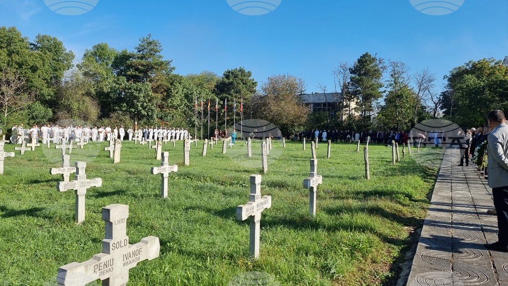 С панихида за загиналите за свободата и военен ритуал започна празничната програма в Добрич