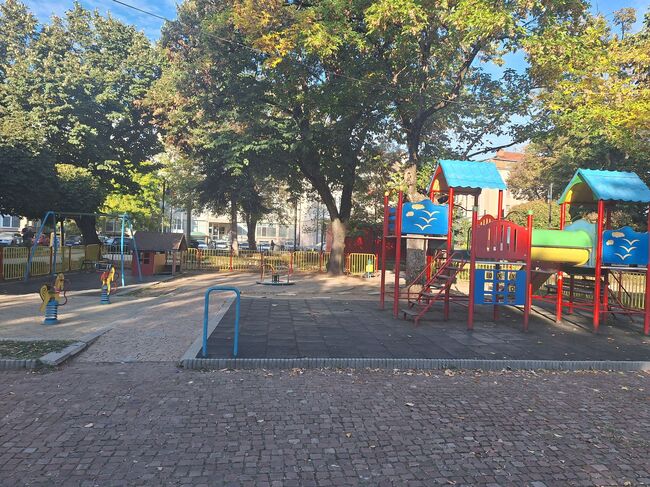 Община Ловеч: Започва подмяната на съоръженията на детската площадка в Градската градина