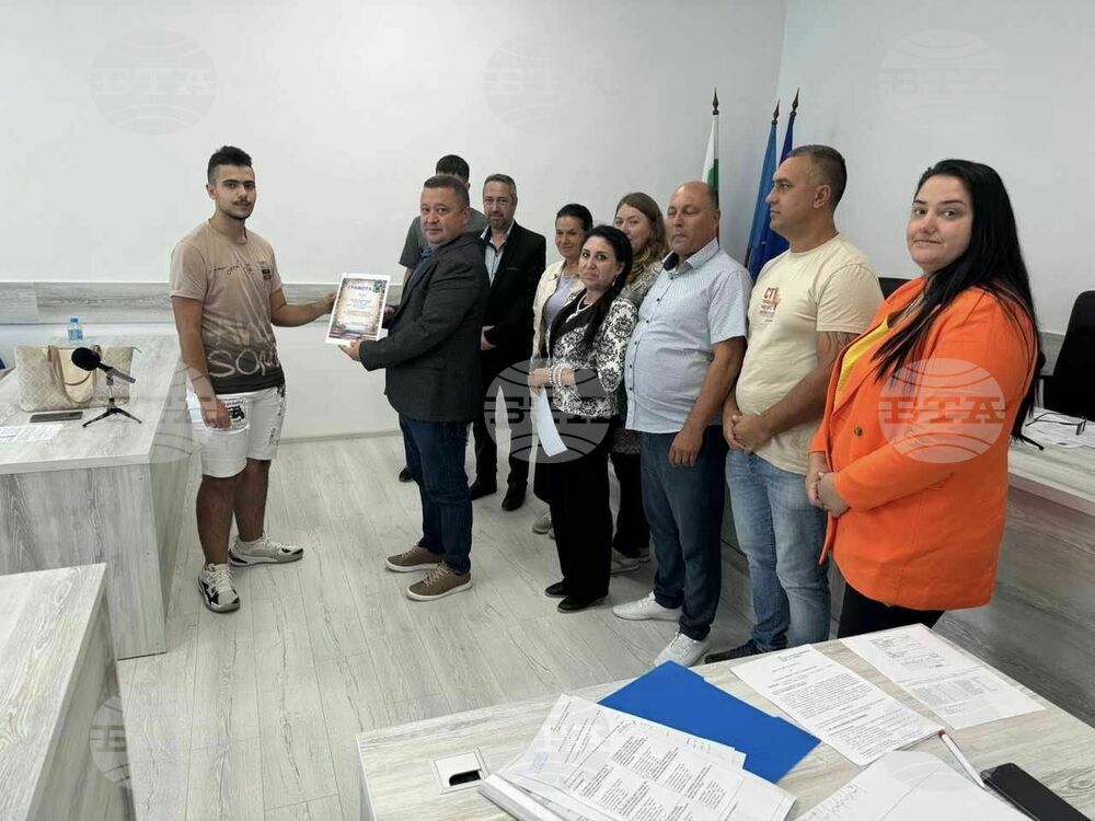 Кметът на Община Лозница награди ученик с изявени дарби за постигнати отлични резултати