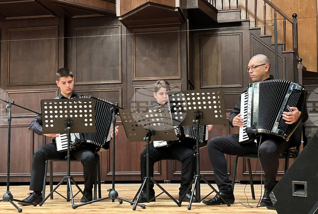 Акордеонисти от Добрич ще участват в майсторски клас с музиканта Владимир Моллов и ще изнесат концерт в Огледална зала "Нели Божкова"