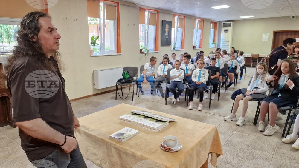 Русенският писател и издател Явор Цанев представи книгата си "Силвър и вампирите" в Шумен