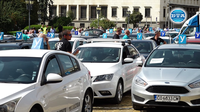 Автошколи и инструктори излязоха на протест срещу промени в обучението на кандидат-водачите