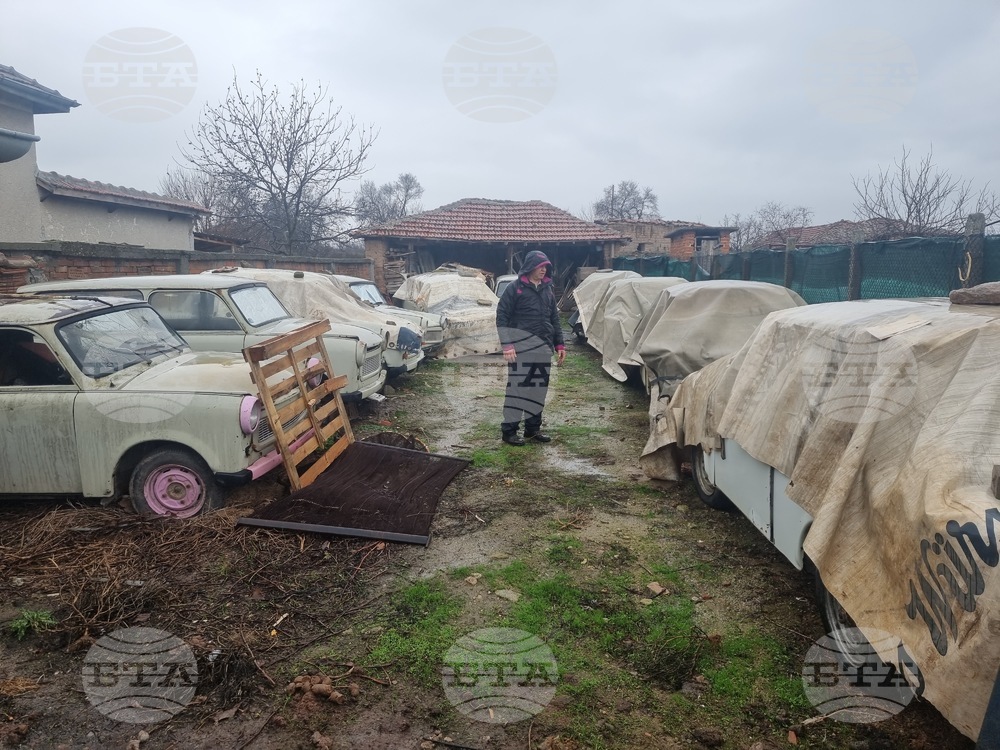Банков служител направи музей на "Трабант" в любимецкото село Белица