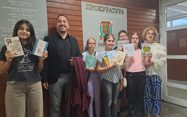 АП Пловдив: Осем училища в Пловдив и областта получиха книги за библиотеките си от Апелативна, Окръжна и Районна прокуратура-Пловдив като награда за участие в Образователната програма на ВСС
