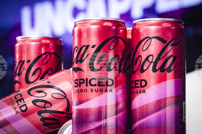 Търсенето на „Кока-Кола“ се повишава през четвъртото тримесечие въпреки по-високите цени, но акциите поевтиняха леко заради слаби очаквания за годината