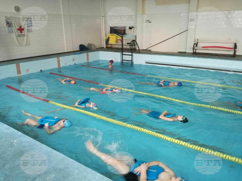 Училище по плуване „Приятели с водата“ организира Българският Червен кръст в Ямбол