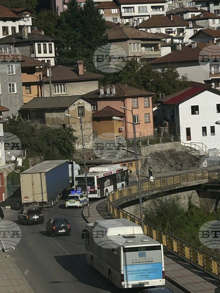 Лек автомобил се удари в автобус на градския транспорт в Смолян