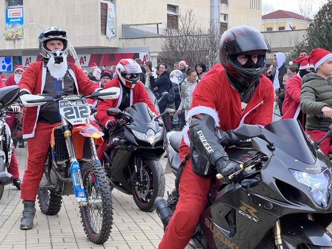 Инициативата "Мото Коледа" зарадва над 1200 деца от Казанлък, кампанията ще продължи до 29 декември