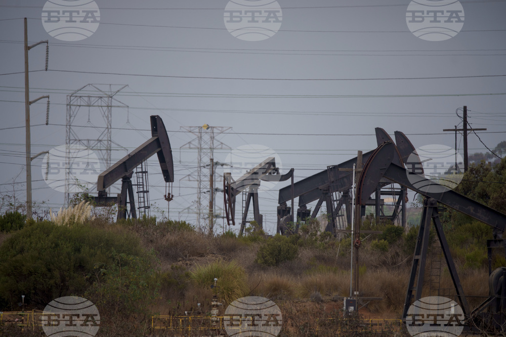Петролът поевтиня заради опасения от санкциите срещу Русия и евентуално увеличаване на добива на ОПЕК+