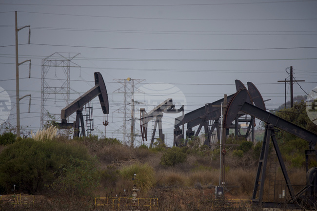 Петролът поевтиня заради опасения от санкциите срещу Русия и евентуално увеличаване на добива на ОПЕК+