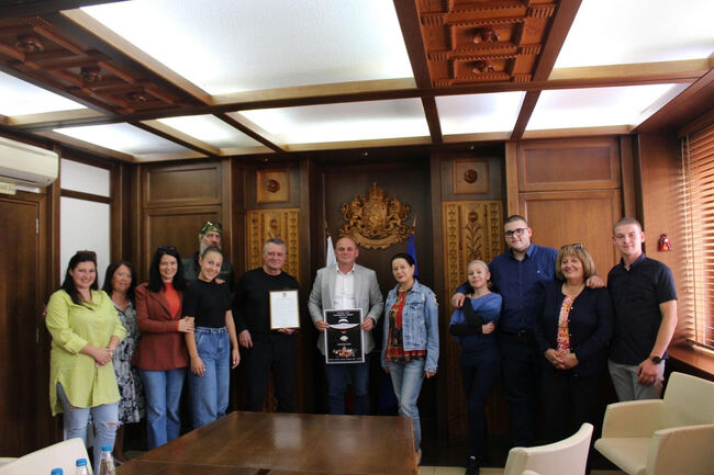 Община Банско: Поздравления за театралната група ,,Сарандевото кафене“