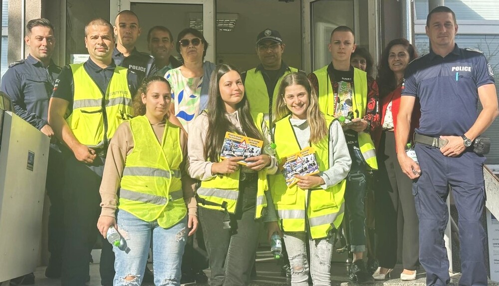 Община Ловеч: Ученици от Ловеч с акция „Децата тръгват на училище! Да ти пазим на пътя!“