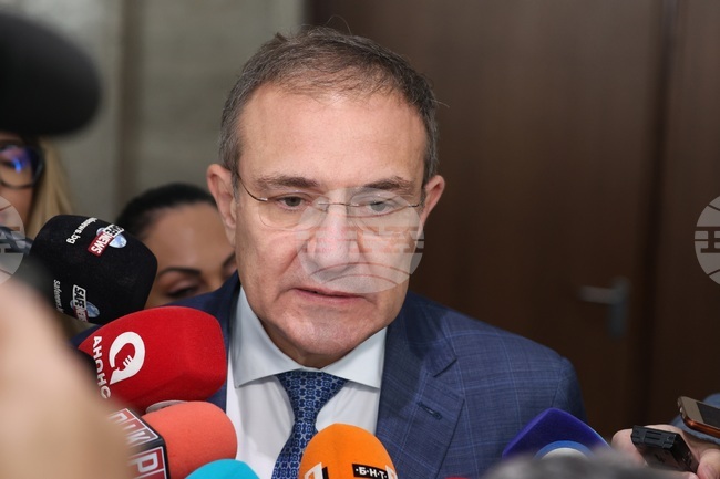 Вейповете трябва да бъдат забранени у нас, заяви социалният министър Борислав Гуцанов