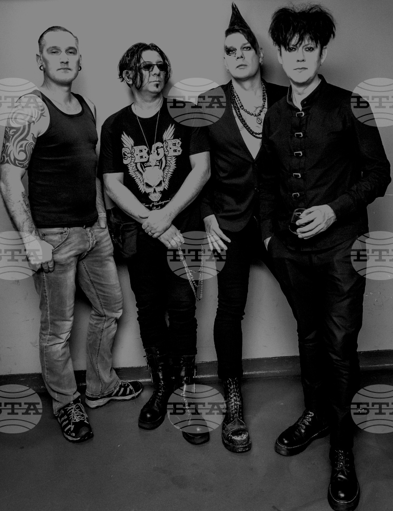 Нидерландската готик група Clan Of Xymox се завръща с концерт тази вечер в София