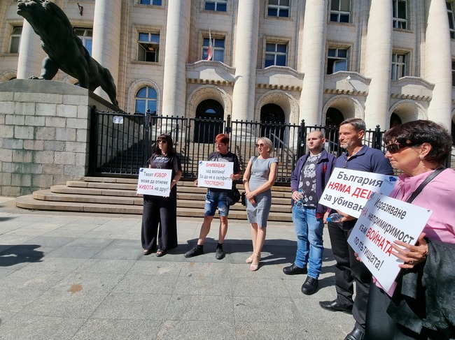 Близки на загиналите в катастрофа Ани и Явор, както и на подсъдимия Адриан, излязоха пред Съдебната палата, за да отправят своите послания