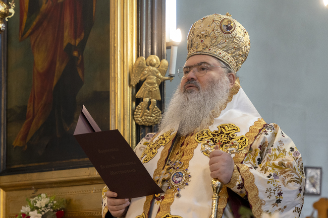 Нашата основна задача днес е да усилим молитвата си за мир в света, бе посланието на митрополит Йоан към миряни в Добрич