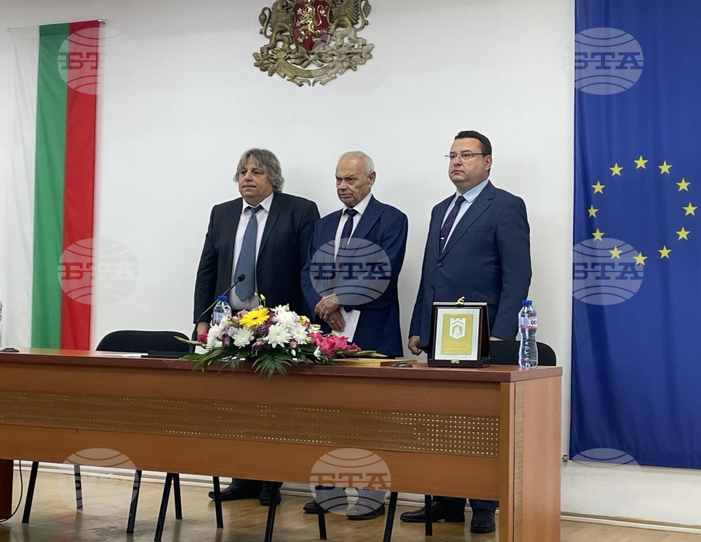 Поетът Георги Драмбозов стана почетен гражданин на град Свищов на тържествено заседание на Общински съвет