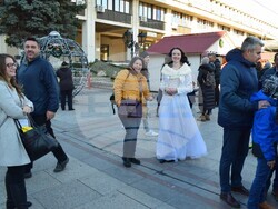 Община Видин: Дядо Коледа раздава подаръци на децата край елхата на площад „Бдинци“