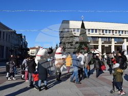 Община Видин: Дядо Коледа раздава подаръци на децата край елхата на площад „Бдинци“