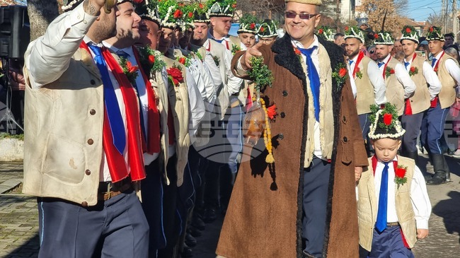 Танцуващите коледари от Ямбол пазят и съхраняват уникалната за България традиция на коледарския буенек