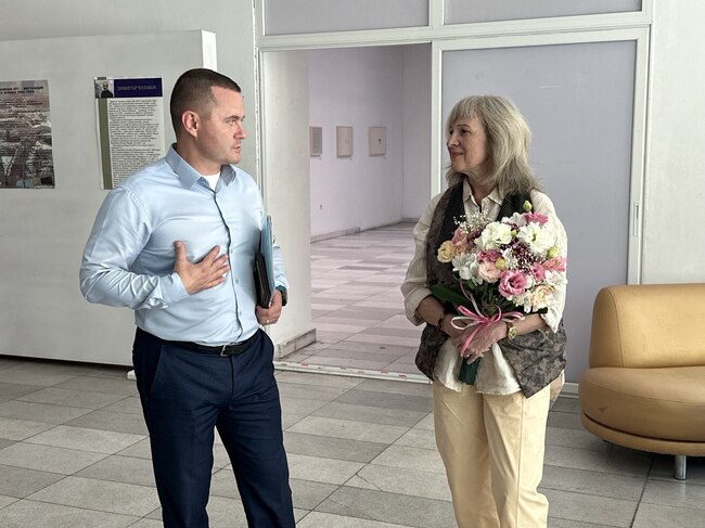 Община Русе: Пенчо Милков връчи плакет на Община Русе на дългогодишния директор на Художествената галерия в Русе Елена Великова