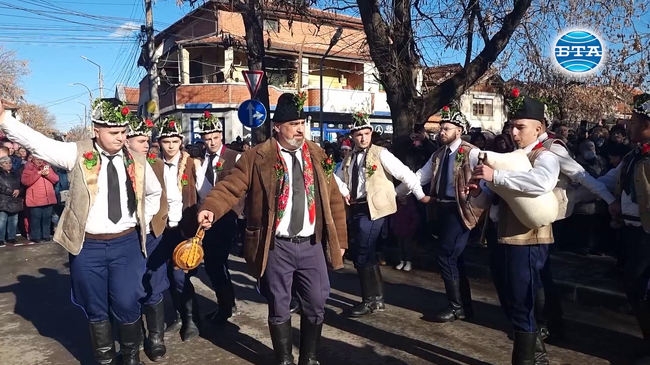 Близо 300 коледари се надиграват в Ямбол и възвестяват Рождество Христово