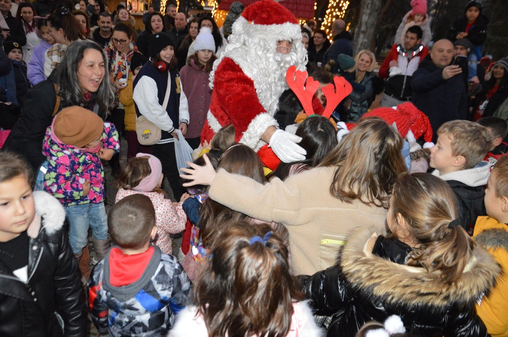 Община Благоевград: Забавление и много добро настроение за децата на Благоевград! Коледното градче се превърна в снежна дискотека, кметът Илко Стоянов посрещна Дядо Коледа, който влезе в ролята на диджей