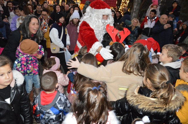 Община Благоевград: Забавление и много добро настроение за децата на Благоевград! Коледното градче се превърна в снежна дискотека, кметът Илко Стоянов посрещна Дядо Коледа, който влезе в ролята на диджей