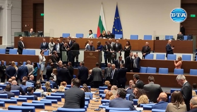 Депутатите от „Има такъв народ“ и „Възраждане“ блокираха трибуната на Народното събрание