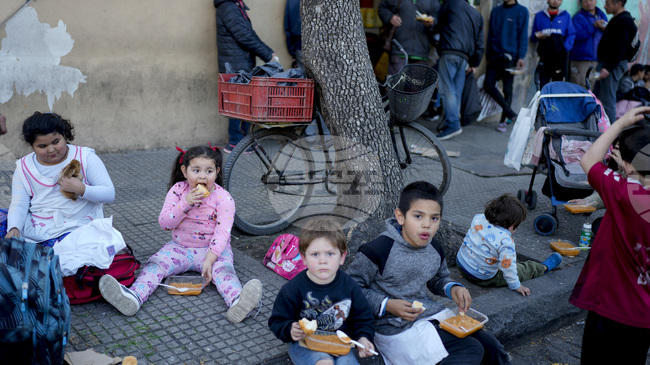 Бедността в Аржентина спада до най-ниско ниво от седем години, сочат официални данни
