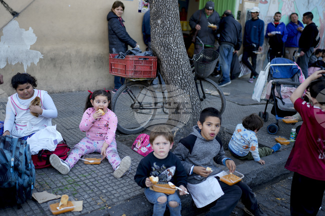Бедността в Аржентина спада до най-ниско ниво от седем години, сочат официални данни