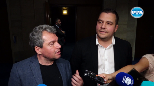 Депутати от "Възраждане" и "Има такъв народ" остават в пленарна зала, при изключено осветление до полунощ