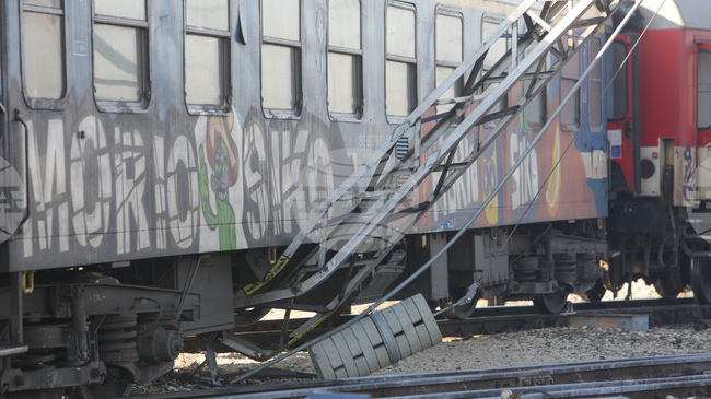 Влак, пътуващ към Кюстендил, е дерайлирал на около 2 км преди Земен заради паднала скална маса, по данни на полицията няма пострадали