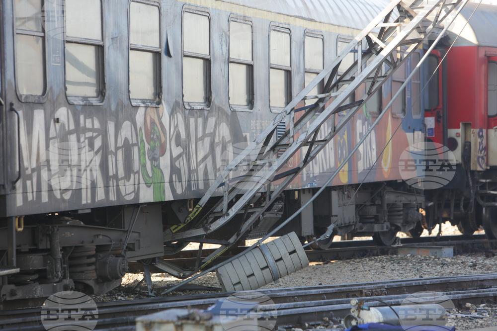 Влак, пътуващ към Кюстендил, е дерайлирал на около 2 км преди Земен заради паднала скална маса, по данни на полицията няма пострадали