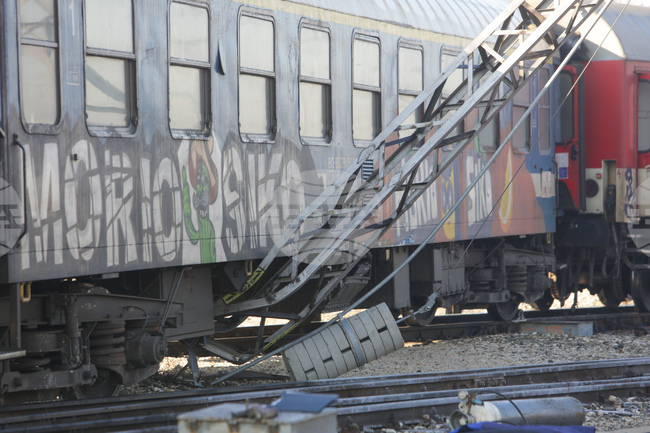 Влак, пътуващ към Кюстендил, е дерайлирал на около 2 км преди Земен заради паднала скална маса, по данни на полицията няма пострадали