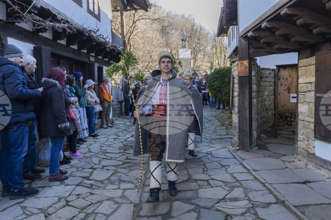 Училището за коледари към музей „Етър“ подготвя празнично коледуване в Габрово