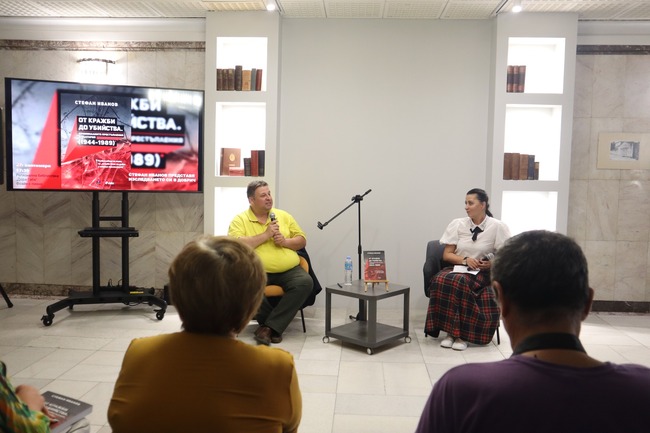 Стефан Иванов представи книгата си „От кражби до убийства. Криминалните престъпления в България 1944-1989“ в Добрич