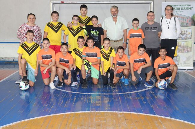 ОА Русе: Драгомир Драганов игра футбол с учениците от ОУ „Олимпи Панов“