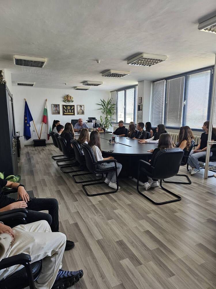 АП – Варна: Окръжната прокуратура в Добрич бе домакин на среща с ученици от Финансово-стопанска гимназия „Васил Левски“ по повод Деня на отворените врати