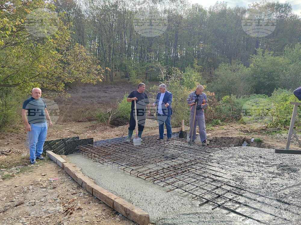 За удобство на земеделските стопани е изграден мост между село Люблен и град Опака