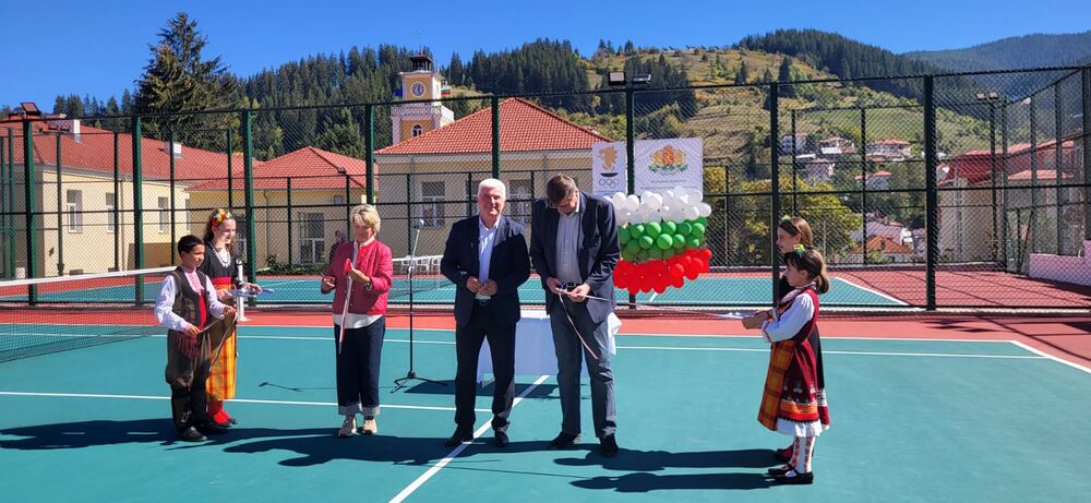 С водосвет и прерязване на лента кметът на община Чепеларе Боран Хаджиев, Георги Глушков – служебен министър на младежта и спорта на република България и Весела Лечева – министър на младежта и спорта за периода август 2022 – юни 2023 г. тържествено откриха възобновения спортен комплекс в Чепеларе
