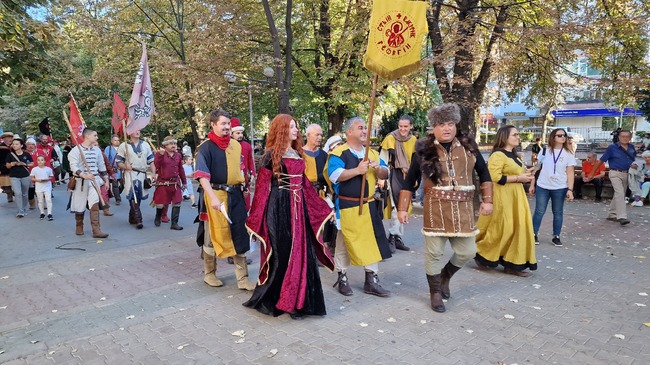 Участниците в Международния исторически фестивал "Доблест и слава" дефилираха по централната улица на Шумен