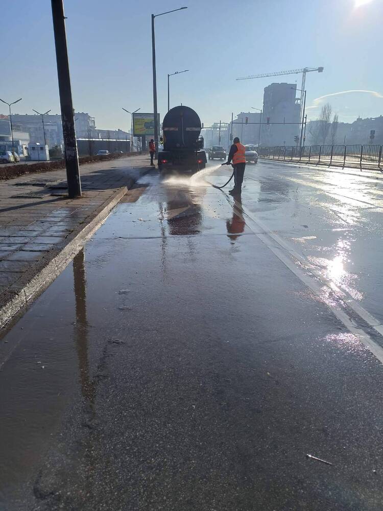 Кметът на София Йорданка Фандъкова възложи миене на основните столични булеварди 