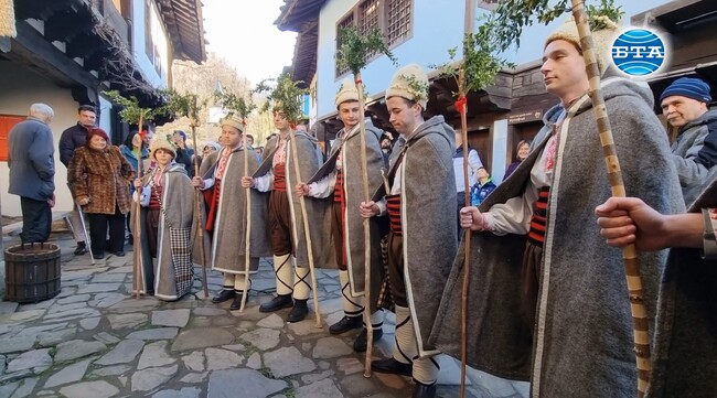 Коледари наричаха за здраве в музей "Етър"